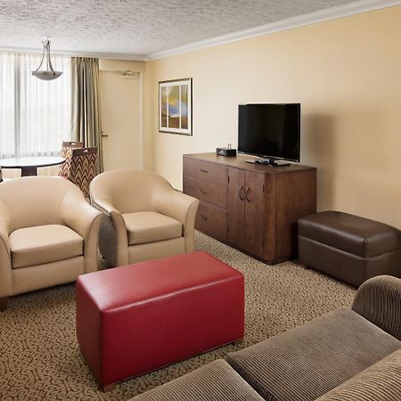 Crowne Plaza Louisville Airport Expo Ctr By Ihg Bagian luar foto