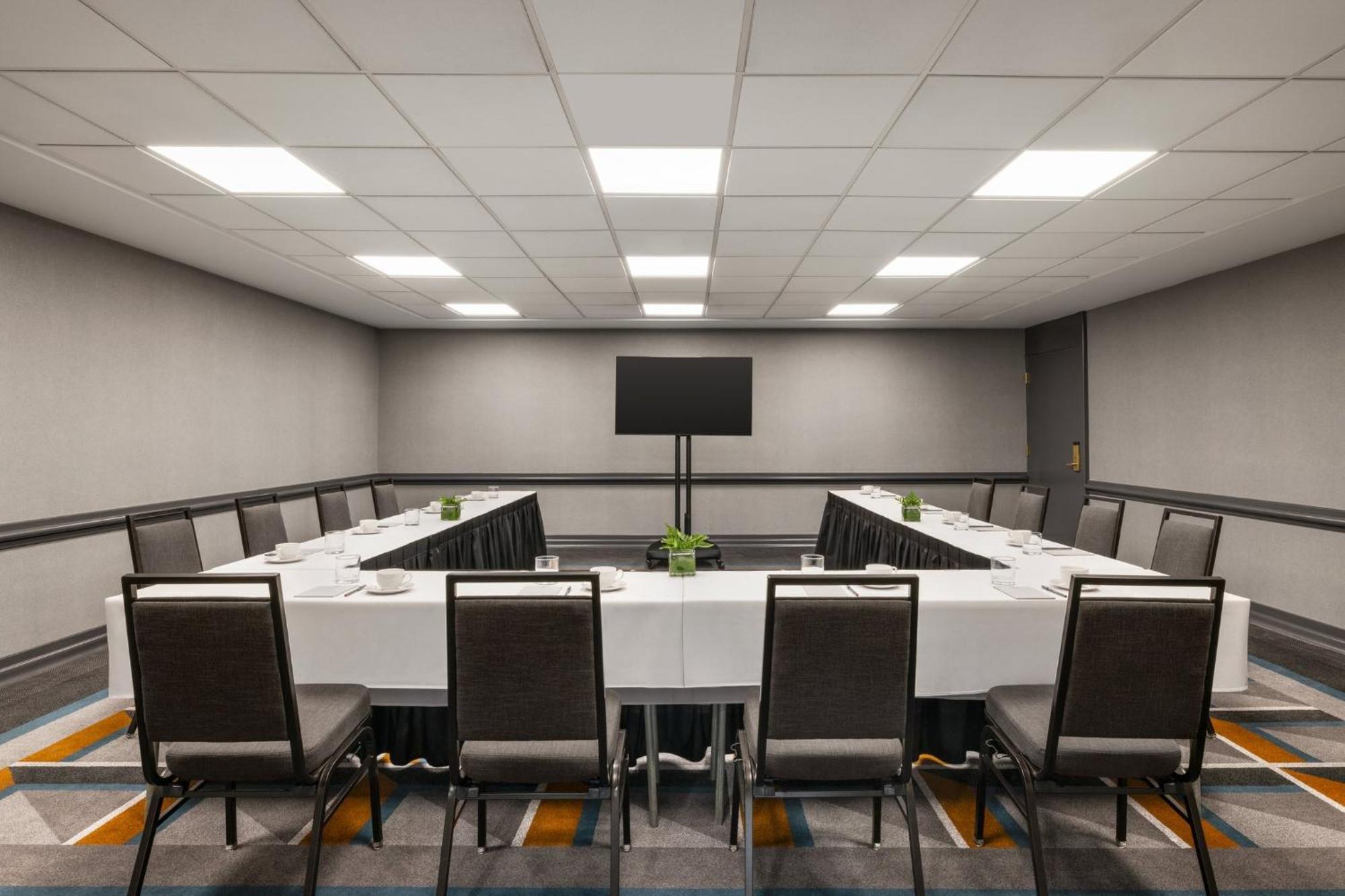 Crowne Plaza Louisville Airport Expo Ctr By Ihg Bagian luar foto