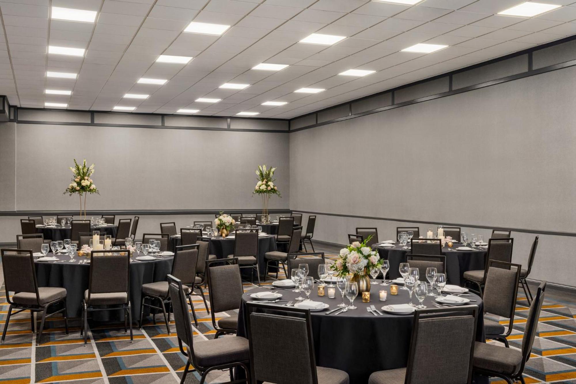 Crowne Plaza Louisville Airport Expo Ctr By Ihg Bagian luar foto